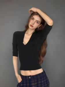 เสื้อยืดคอกลมแขนสั้นทรงเข้ารูปสำหรับผู้หญิงในช่วงฤดูร้อน สีดำ คอวีลึก ทรงเข้ารูป เสื้อผ้าทำงาน ทรงปกติ ผ้าถัก ระบายอากาศได้ดี