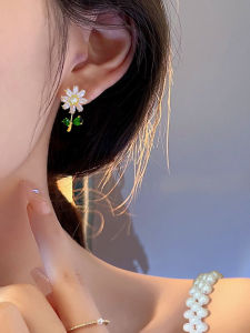 ต่างหูคริสตัลดอกไม้ใบไม้สดชื่นหรูหรา ต่างหูคริสตัล Zirconia สำหรับผู้หญิง ต่างหูแบบใหม่ปี 2024 ที่สวมใส่สบาย