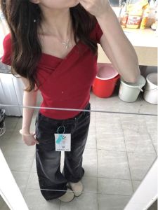 2024 ใหม่ผู้หญิงสีแดงVคอแขนสั้นเสื้อยืดSlim Fitเสื้อผ้าทํางานฤดูร้อนBMสําหรับหญิงสาว 18-35