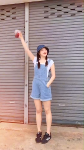 🔥🔥สินค้าขายดี🔥🔥 #สินค้านำเข้า 🇨🇳🎏🎎 เอี๊ยมยีนส์ขาสั้น ✔️รุ่น 👉 win 5061 👈 แฟชั่นสุดฮิต ผ้าดีงานดีมาก งานน่ารักสวยมาก #Street everyday look ชิวๆ  #สินค้านำเข้า 🇨🇳🎏🎎 New New New 🔥🔥🔥 เอี๊ยมยีนส์ขาสั้นแต่งกระเป๋าด้านหน้า กระเป๋าหลัง สายเอี๊ยมป