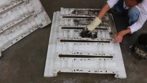 วิลล่าสไตล์ยุโรปเสาโรมันแม่พิมพ์ระเบียงรั้วรั้วกล้วยไม้ราวบันไดแจกันเสาปูนหล่อในสถานที่งานก่อสร้าง