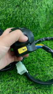 ปะกับแฮนด์ เดิม สวิทช์แฮนด์ ซ้าย ขวา GPX DEMON125 สวิทแฮนด์ จีพีเอ็กซ์ เดม่อน125 ปะกับสวิทซ์แฮนด์GPX DEMON สีดำ อะไหล่ทดแทน (ราคาต่อคู่)