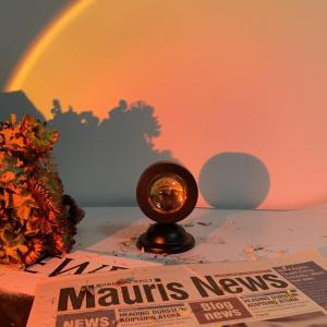 Oral-B | Atmospheric Sunset Projector Astronaut Night Light