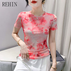 REHIN เสื้อยืดแขนสั้นลายพิมพ์บนผ้าเมชสไตล์แฟชั่นฤดูร้อน คอกลม รูปทรงลงตัว ทันสมัยและสไตล์สำหรับผู้หญิงที่เล็กลงและน่าสนใจ