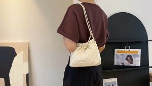 shop พร้อมส่ง ✨ กระเป๋าสะพายข้าง  ผู้หญิง ทรงขนมจีบ สายโซ่ สวยหรู สไตล์แบรนด์ หนังนุ่มพรีเมี่ยม จุของได้เยอะ