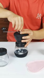 Gemilai‘s manual coffee bean grinder with two glass jars and stainless steel handle