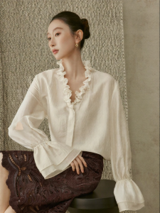 SUSHE | Lustrous Wrinkled Lace-Edged V-Neck Lightweight French Blouse