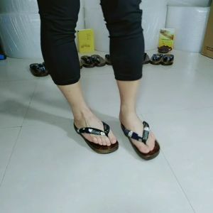 Natural Paulownia Wooden Slippers & Men's Flip-Flops: A Comfortable & Versatile Outdoor Footwear