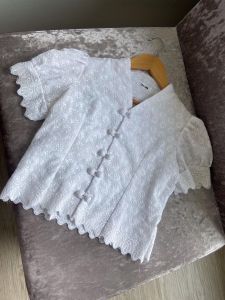 เสื้อลูกไม้ แขนตุ๊กตา คละลายสีขาว