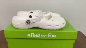 Giày Crocs ballet clog chính hãng chống mùi hôi chân chất liệu nhựa mềm mại siêu bền thích hợp cho trời mưa lội nước và đi biển đế bệt màu trắng.