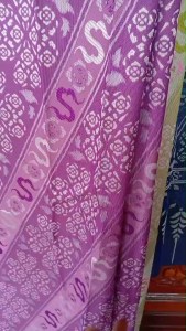 ผ้าลายสิริราชพัสตราภรณ์ ผ้าไหมมัดหมี่ทอลายดอกพุดตาล เป็นผืนขนาด 2 หลา ยังไม่ได้ตัดเย็บ เหมาะนำไปตัดเสื้อ กางเกง กระโปรง ผ้าถุงชุดเดรสใส่ทำงาน งานพิธึ ของฝากของขวัญ ของรับไหว้