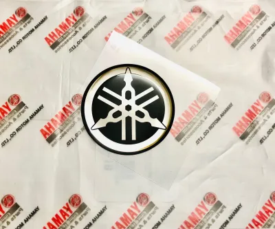 โลโก้ส้อมเสียง ยามาฮ่า สีเงิน ขนาด 3 ซม. ติดบังลมหน้า MIO FINO - YAMAHA EMBLEM SILVER 30 mm.