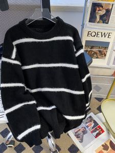 เสื้อสเวตเตอร์คอกลมสีดำลายทางสำหรับผู้ชายเสื้อถักใส่ด้านในแบบใหม่ฤดูใบไม้ร่วงและฤดูหนาวเสื้อตัวนอกเสื้อสเวตเตอร์สไตล์ลำลองทรงหลวมดูแพง