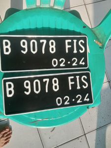 plat nomor motor putih /hitam pakai logo (1set depan belakang)
