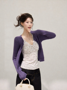 THROUS | Bộ Áo Thun Form Ôm Tay Dài Cổ V Hoa Văn