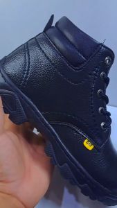 Sepatu Safety Pria Kulit Asli Ujung Besi Tahan Lama Warna Hitam