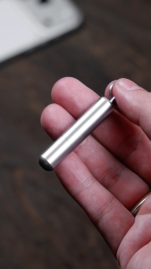 Bút Vệ Sinh Tai Nghe Airpods Que Chọc Sim Nhỏ Gọn Hợp Kim Nhôm Cao Cấp Móc Khóa Treo Tiện Lợi Njoy