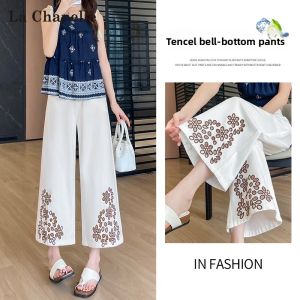 La Chapelle | Slimming Loose Fit White Flower Cutout Nine Inch Denim Pants