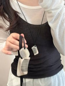 สร้อยคอแบบยาวสีเงินรูปแปรงฟัน ชุดเสื้อสเวตเตอร์ สร้อยคอแบบใหม่สำหรับผู้หญิง โซ่แขวนแบบคลิป แฟชั่น เครื่องประดับ เครื่องประดับแฟชั่น