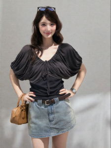 THROUS | Áo Thun V-neck Ruffled Đính Dây
