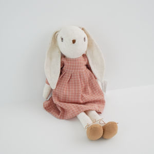 ตุ๊กตากระต่ายแต่งห้องเด็ก 1 ตัว พร้อมชุดเอี๊ยมและกระโปรง ของตกแต่งถ่ายภาพ ของขวัญปลอบประโลมเด็ก ของขวัญสำหรับเทศกาลและอวยพร