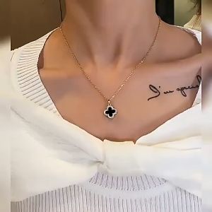 สร้อยคอของขวัญ สร้อยคอโซ่เหล็กไททาเนียม สไตล์หรูหรา สร้อยคอผู้หญิงหลากสี จี้ดอกไม้อะคริลิกประดับเซอร์โคเนีย