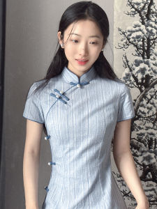 Xanh Dương Cotton Vải Bông Vải Lanh Sườn Xám Trẻ Trung Bé Gái Mùa Hè Phong Cách Mới 2024 Nghệ Thuật Trung Quốc Mới Thiết Kế Đồ Ngắn Tay Mặc Hàng Ngày Xẻ Tà Cao