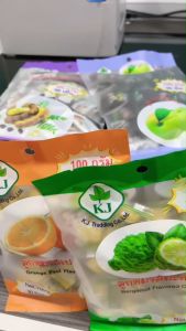 ลูกอมรสผลไม้  อมยิ้ม ผลไม้รวม ขนาดห่อ30เม็ด พลัมส้ม มะกรูดมะขาม