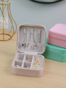 Hộp đựng trang sức PU nhiều lưới chuyên nghiệp để lưu trữ vòng cổ nhẫn bông tai