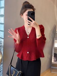 เสื้อสเวตเตอร์ถักคอวีแขนยาวผ้าขนสัตว์สีแดง ผูกปุ่มเปิดคลุม เสื้อผ้าผู้หญิงฤดูใบไม้ร่วง เสื้อผ้าทำงานสไตล์ย้อนยุค ทรงสั้น เสื้อผ้าสำหรับทำงาน