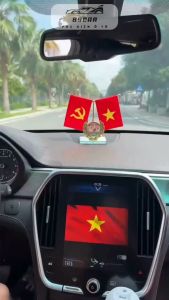 Cờ gắn xe ô tô bàn làm việc Thuận Buồm Xuôi Gió tặng kèm nước hoa ô tô và miếng lót cao su chống trơn trượt
