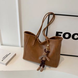 Fashionable Versatile Large Capacity Tote Bag for Women Commuting And Class Single Shoulder Bag Simple Design Autumn Winter Stylish