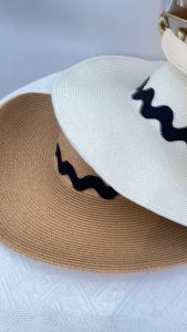 หมวกสานปีกกว้างคาดผ้าสีดำหยักคลื่น ขอบม้วนได้ กันแดดใส่เที่ยวทะเลคาเฟ่  [รหัสC053] สินค้าพร้อมส่งจากไทย