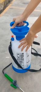 ถังพ่นยา8ลิตร ถังพ่นยามือโยก กระบอกพ่นยาอัดแรงดัน ถังพ่นปุ๋ย กระบอกฉีดแรงดัน สีขาวและสีเขียว