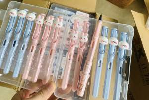 Bút máy bôi xoá được có gắn thú dễ thương mực xanh/tím dành cho học sinh tiểu học