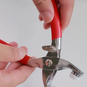 MonQIQI ชุดตอกพร้อมกระดุม 9.5 มม จำนวน 100 ชิ้น ชุดคีมติดกระดุมแป๊ก ชุดกระดุมแป๊ก DIY พร้อมคีมตาไก่