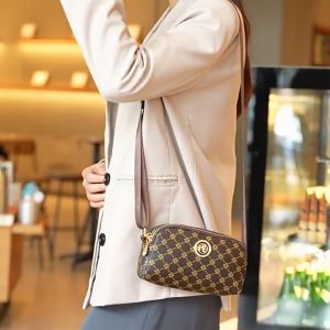 QNQN ผู้หญิงพรีเมี่ยมวินเทจกระเป๋าสะพาย รูปแบบตัวอักษรแฟชั่นพิมพ์กระเป๋าสะพาย กระเป๋าสะพาย PU แบบพกพากระเป๋าใส่เหรียญความจุขนาดใหญ่ซิปกระเป๋าสะพาย