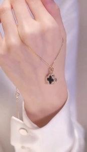 Ka💥 Kalung Semanggi Empat Daun Wanita/Kalung Klavikula Panjang Yang Modis/Kalung Mewah Kelas Atas COD