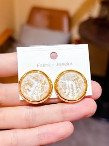 French Vintage round Gold Sandflow Earrings Women Elegant High-End Lightweight Luxury White Fashionable Ear Jewelry