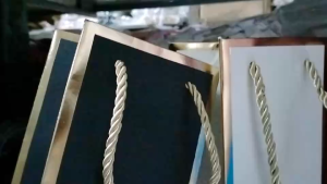 ถุงใส่ขวดไวน์ ถุงกระดาษหนา ใส่ขวด มอบเป็นของขวัญ ปีใหม่ มี5สี รุ่นใหม่ที่มีขอบทอง พร้อมส่ง