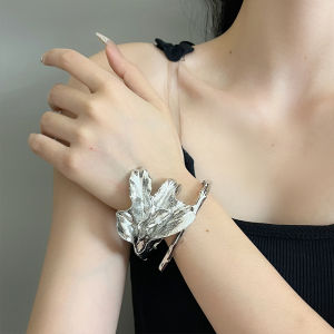 Exaggerated Metal Leaf Bracelet Womens Luxury Personality Simple High-End Feeling Elegance Arm Ring Hand Jewelry