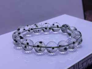 Scarce and precious natural high-quality green sea urchin crystal bracelet. The color is beautiful the crystals are clean the cost-performance ratio is extremely high and it is the best choice for collection or gift. 44.89 grams 12.6 millimeters.