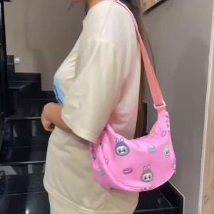 ⚡ กระเป๋าเกี๊ยว ลายเด็กหญิงน้ำตารื้น เนื้อผ้านุ่ม กันน้ำ สายสะพายปรับความยาวได้ ด้านในมีช่องแยกของ ขนาด 34×10×18 cm