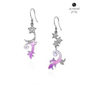 Le Tacha Myth tail Nightfall Earrings ต่างหู เลอทาชา หางต้องมนต์ของสัตว์ในตำนานพลอยแท้โทแพซสีขาวที่มีรูปดาวสีเงินและพระจันทร์เสี้ยวเรียงเป็นรูปทรงหางเคลือบสีชมพู ได้แรงบันดาลใจจากหางของสัตว์ในตำนานในป่าในคอลเลกชันดอกพีโอนี Mystery Peony Forest collec