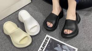 ali9 รองเท้าแตะพื้นหนาสำหรับผู้หญิง  2024 ใหม่ที่นิยมในโลกออนไลน์ 10cm รองเท้าแตะเพิ่มความสูงรองเท้าแตะแฟชั่นฤดูร้อน