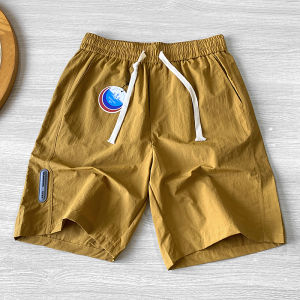 กางเกงขาสั้นชายผ้าซิลิโคนแห้งเร็ว กางเกงขาสั้นชายห้าส่วนสำหรับกลางแจ้งในช่วงฤดูร้อน กางเกงขายาวทรงหลวมสบาย ๆ สีพื้นสำหรับเยาวชน