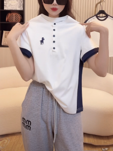 เสื้อยืดแขนสั้นผู้หญิงฤดูร้อนปี 2025 ดีไซน์ใหม่ กระดุมข้างเดียว สีบล็อก ปักลาย เสื้อเชิ้ตทรงสลิมฟิต คอตตอนผสมโพลีเอสเตอร์