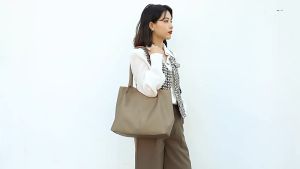 จัดส่ง 24 ชั่วโมง กระเป๋าสะพายข้างสําหรับผู้หญิง กระเป๋าผ้าแคนวาส สะพายข้าง ถือ จุของได้เยอะ สไตล์เกาหลี เรียบง่าย