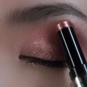 Time Phoria Illumina Jelly Eyeshadow Stick อายแชโดว์ ดอลลี่อาย เนื้อเจลลี่นุ่ม สีชัด ติดทน วิบวับไม่หลุด