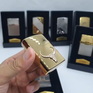 HỘP QUẸT BẬT LỬA ZORRO KHẮC NỔI HÌNH ĐẦU TRÂU MÀU VÀNG BÓNG ĐẸP